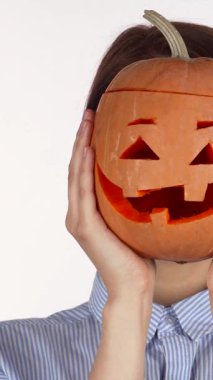 Göz kamaştırıcı kırmızı dudakları olan ışıl ışıl bir kadın cadılar bayramı balkabağı oyması sergiliyor. Bu canlı görüntü 31 Ekim 'in şenlikli ruhunu özetliyor. İzleyicileri sevinç ve kutlama dünyasına davet ediyor.