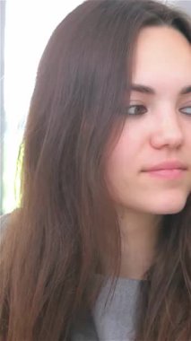 Bu yakın çekim, genç bir çifti bir iş danışmanlığına daldırıyor. İfadeleri kararlılık ve işbirliği yayıyor. Şık, modern bir ofis arkaplanına dayanan sahne, takım çalışmasının ve hırsının özünü yakalıyor.