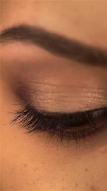 Bu çarpıcı yakın çekim, karışık mirası olan genç bir kızın büyüleyici bakışlarını yakalıyor ve duygularla parıldayan anlamlı kahverengi gözlerini ortaya çıkarıyor. Hassas kirpiklerle ve yumuşak makyajla çerçevelenmiş ışıl ışıl özellikleri güven ve neşe saçıyor.