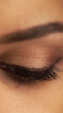 Bu çarpıcı yakın çekim, karışık mirası olan genç bir kızın büyüleyici bakışlarını yakalıyor ve duygu ve sıcaklıkla dolu anlamlı kahverengi gözlerini ortaya çıkarıyor. Yumuşak odak, onun ışıl ışıl cildini ve narin özelliklerini ön plana çıkarıyor.