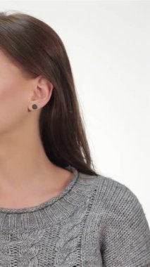 Uzun, dalgalı saçları olan neşeli esmer bir kız parmaklarıyla dudaklarına bastırılarak, yumuşak beyaz bir zemine yaslanıyor. Bu büyüleyici portre çekicilik ve pozitiflik yayıyor, onun gençlik ruhunu yakalıyor ve cezbedici bir gülümsemeyle