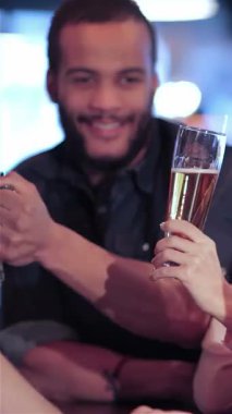 İki kadın ve bir erkeğin yer aldığı heyecanlı bir üçlü, coşkulu bir barda kadehlerini kaldırarak en sevdikleri futbol takımının zaferini kutluyorlar. Parlak atmosfer kahkahalarla dolu, bar ışıklarının sıcacık parıltısı ve...