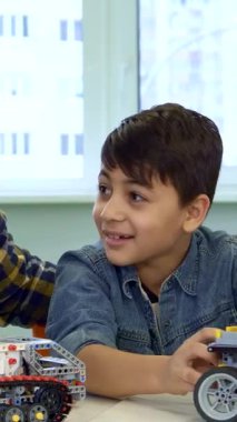 Çekici bir esmer baba ve sevimli oğlu, parlak bir masanın üzerinde parıldayan ışıklarla süslenmiş bir Noel ağacıyla çevrili renkli bir jiple oynarken kahkahalarını paylaşıyorlar. Yakışıklı Afrikalı Amerikalı adam neşeli çocuğuyla meşgul oluyor.