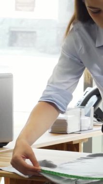 Canlı ve renkli bir ofiste, iki yetenekli kadın moda tasarımcısı, biri tişört ölçerken diğerinin parlak bir dizüstü bilgisayara notlar yazmasıyla yaratıcı süreçlerine derinden bağlılar. Bu enerjik çalışma alanı yenilik yayıyor ve