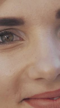 Bu canlı yakın çekim, göz kamaştırıcı yeşil gözleri ve göz kamaştırıcı gülümsemesiyle saf neşe ve pozitiflik saçan çarpıcı genç bir kadını gözler önüne seriyor. Neşeli ifadesi ve doğal güzelliği sahneyi aydınlatıyor, sıcaklığı ve tasasız özgürlük duygusunu davet ediyor.