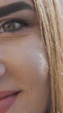 Bu canlı yakın plan çekimde parlak kahverengi gözleri ve büyüleyici gülüşüyle saf neşe ve pozitiflik saçan çarpıcı genç bir kadın sergileniyor. Neşeli ifadesi ve doğal güzelliği sahneyi aydınlatıyor, sıcaklığı ve bağ duygusunu davet ediyor.