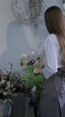 Uzun, dalgalı saçları olan kendini adamış bir çiçekçi kadın çiçekçiyi dikkatle inceliyor ve onu davet eden çiçekçi dükkanında göz kamaştırıcı renkli bir çiçek dizisini yeniden düzenliyor. Etrafı yemyeşil ve zarif çiçeklerle çevrili, yaratıcılığını yayıyor ve...