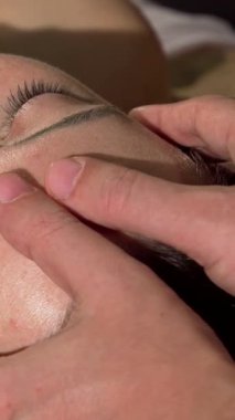 Olgun bir kadın, maharetli eller gibi derinden rahatlar nazikçe kafasına ve yüzüne masaj yapar ve onu sükunetle sarar. Yumuşak, ortam aydınlatması ve rahatlatıcı atmosfer rahatlama ve gençleşme için mükemmel bir sığınak yaratıyor.