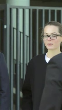 Sivri giyinmiş, güler yüzlü iş adamlarından oluşan dinamik bir üçlü, hareketli bir şehir zemininde kendinden emin bir şekilde tokalaşıyor. Bu canlı sahne işbirliği ve başarı yayıyor, yeni ortaklıklar kurmanın heyecanını yakalıyor.