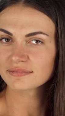 Neşeli genç bir kadın neşe saçan yeşil bir zemine serpiştirilmiş parlak kırmızı bir çiçeği neşeyle saçarken mutluluk saçıyor. Sıcak gülüşü ve parıldayan teni kaygısız güzelliği temsil eder, izleyicileri özünü kucaklamaya davet eder.