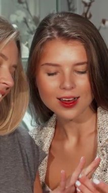 İki zarif genç kadın lüks bir kuyumcuda göz kamaştırıcı elmas yüzükler denerken keyifli bir anı paylaşıyorlar. Onların ışıltılı gülümsemeleri ve bulaşıcı kahkahaları arkadaşlığın özünü ve nefis hazineleri keşfetmenin heyecanını yakalar.