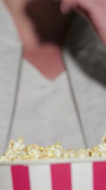 Etkileyici gözleri olan çekici bir genç adam lüks bir tiyatro koltuğunda oturur, önünde sergilenen heyecan verici filme kendini tamamen kaptırmıştır. Neşeli atmosfer kahkahalarla ve patlamış mısırın leziz çıtırtısıyla dolu.