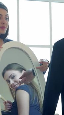 Üç modaya uygun kız arkadaş parlak bir aynanın etrafında toplanıyor. Yüzleri, çarpıcı bir elbiseye hayran oldukları için neşeyle parlıyor. Kahkahaları havayı doldurur, arkadaşlığın özünü yakalar ve birlikte mükemmel kıyafeti keşfetmenin heyecanını yakalar.