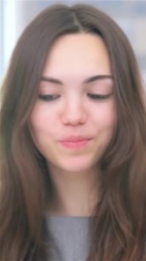 Bu yakın çekim genç ve şık bir çifti canlı bir iş tartışmasına daldırıyor, yaratıcılık ve profesyonellik fışkırıyor. Odaklanmış ifadeleri ve şık kıyafetleri, şık bir dizüstü bilgisayar üzerinde işbirliği yaparken dinamik bir ortaklığın altını çiziyor.