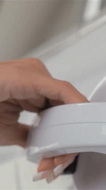 Şık, uzun tırnaklarla süslenmiş bir kadın eli, lüks ve yeni maceraların heyecanını somutlaştıran el değmemiş beyaz araba kapısını nazikçe açar. Bu büyüleyici görüntü, izleyicileri otomotiv kültürüne davet ediyor.