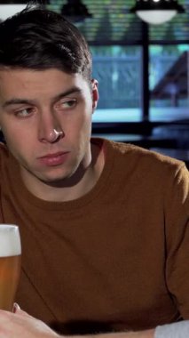 Sıcak, loş bir barda, düşünceli bir yüzü olan yakışıklı genç bir adam sakallı arkadaşıyla samimi bir anı paylaşıyor, bardakta buz gibi bira tokuşturuyor. Arkadaşlığın karmaşıklıklarında yol alırken ortam duygularla doludur.