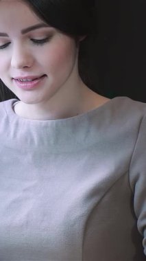 Kafkasyalı sakin bir kadın şık bir manikürcünün rahatlatıcı atmosferinin tadını çıkarıyor. Salon ışıklarının yumuşak, sıcak parıltısı zarif ellerini vurguluyor, ustalıkla cilalanmış tırnaklarını ve kusursuz cildini sergiliyor,