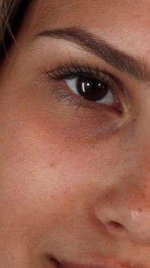 Kusursuz bir ten rengine sahip neşeli genç bir kadının göz kamaştırıcı yakın çekimi yemyeşil bir arkaplanda kameraya ışıldıyor. Doğal güzelliği ve tasasız ruhu, bu canlı anda kendine güvenini ve pozitifliğini gösteriyor.