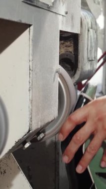 Kendini işine adamış bir erkek kunduracı güçlü bir öğütme makinesini titizlikle çalıştırıyor. Canlı atölyesinde çok güzel işlenmiş bir ayakkabının tabanını inceliyor. Bu büyüleyici sahne geleneksel ayakkabı yapımını tanımlayan hassasiyeti ve tutkuyu vurguluyor.