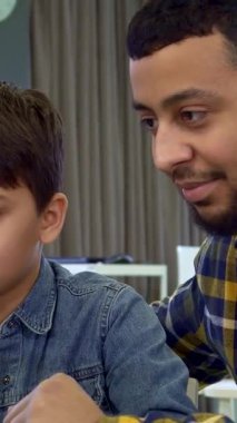 Rahat, modern bir dairede, esmer saçlı genç bir çocuk zarif bir dizüstü bilgisayarın üzerinde, özenli Afrikalı Amerikalı babası ona gülümseyip rehberlik ederken. Bu yürek ısıtan an, aralarındaki bağı güzel bir şekilde gözler önüne seriyor.