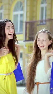 Üç ışıl ışıl genç kadın, neşe içinde, güneşli bir caddede yürüyorlar, renkli alışveriş torbaları ellerinde neşeyle sallanıyorlar. Kahkahalar havada dans eder, keyifli anları paylaşırlar, kaygısız dostluk ruhunu somutlaştırırlar.