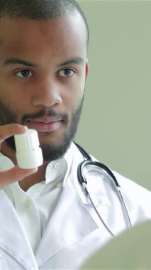 Gıcır gıcır beyaz önlüklü kendini adamış bir doktor elinde bir ilaç şişesi tutuyor. Parlak, modern bir klinikte bir hastayla yakından ilgileniyor. Bu sahnede şefkat ve profesyonellik yayılıyor ve sağlık hizmetlerinde net iletişimin hayati rolünü vurguluyor.