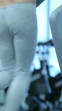 İki zinde ve enerjik kız, parlak, modern bir spor salonunda koşuşturuyorlar, motivasyon ve güç yayıyorlar. Şık spor kıyafetleriyle giyinmiş, azimleri ve takım çalışmaları spor yolculuklarının heyecanını kucaklarken parlıyor.