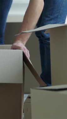 Sevgi ve heyecan saçan neşeli bir çift, potansiyelle dolu, parlak, havadar bir dairede eşyalarını boşaltıyor. Sıcak gülümsemeleri ve eğlenceli etkileşimleri yeni başlangıçların ve yeni başlangıçların neşesini sembolize eden rahat bir atmosfer yaratıyor.