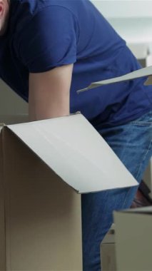 Güneşli, boş bir dairede neşeli bir çift, kocasının arkasından şakacı bir şekilde sarılan kadınla birlikte kutuları açıyor. Işıl ışıl gülümsemeleri ve sıcacık kucaklaşmaları yeni evlerinde yeni bir başlangıç yapmanın heyecanını yansıtıyor.