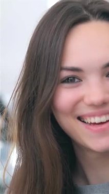 Yakın plan, genç, çekici bir iş adamı ve kadının zarif bir tablette verileri tartışırken, modern ofis arkaplanını aydınlatan ışıl ışıl gülümsemelerini yakalıyor. Bu canlı ikili takım çalışmasının bir örneği.