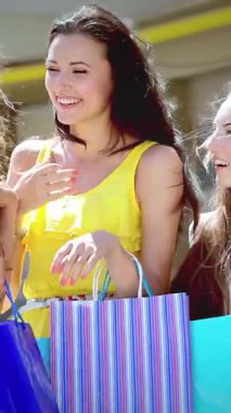 Her biri canlı alışveriş torbalarını tutan üç modaya uygun kız altın güneşin altında kahkahalar atarak davetkar ve canlı bir atmosfer yaratıyorlar. Şık kıyafetleri ve kaygısız gülümsemeleri arkadaşlığın heyecanını ve...