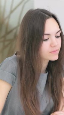 Dinamik genç bir çift, odaklanmış bir tartışmayla, parlak, modern bir ofis masasında yenilikçi iş projeleri üzerinde tutkuyla işbirliği yapıyor. Laptoptaki verileri analiz ettiklerinde atmosfer yaratıcılık ve hırsla uğulduyor.