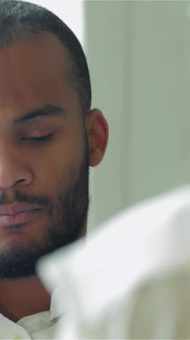 Huzurlu bir klinikte, kendini işine adamış bir doktor, dikkatli bir şekilde hastasını dinler, muayene sırasında her ayrıntıyı yakalar. Sıcak, davetkar atmosfer doktorların profesyonelliğiyle tamamlanıyor.