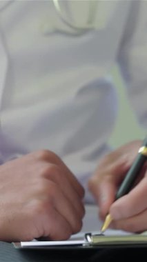 Gıcır gıcır beyaz önlüklü kendini işine adamış bir doktor titizlikle bir panoya bir teşhis yazarak merhametli sağlık hizmetlerinin özünü somutlaştırıyor. Sahne, modern hastanelerin atmosferini yumuşatarak profesyonellik ve özen gösteriyor.