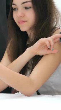 Uzun siyah saçlı odaklanmış genç bir kadın elinde bir kredi kartı tutuyor ve hareketli bir ofis ortamında bir grup işadamıyla aktif olarak ilişki kuruyor. Atmosfer işbirliği ve heyecanla uğulduyor, fikirlerin yer aldığı dinamik bir iş ortamını vurguluyor.