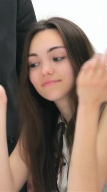 Kendinden emin genç bir kadın, bir grup özenli iş adamını enerji ve işbirliği saçan heyecanlı bir tartışmaya girmeleri için cezbediyor. Canlı kurumsal atmosfer fikirlerle doludur. Dinamik etkisini ve sinerjisini gözler önüne serer.