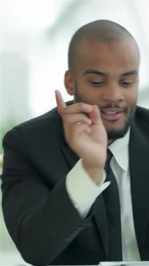 Kendine güvenen bir işadamı ve düşünceli bir iş kadını canlı bir tartışmaya dalmış, parlak, modern bir ofiste doğal ışıkla dolu önemli belgeleri analiz ediyorlar. İfadeleri kararlılık ve işbirliği saçıyor.