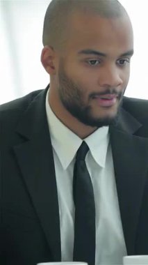 Zarif, modern bir ofiste, iki kendine güvenen işadamı, önemli belgeler üzerinde değerli görüşler alışverişinde bulunarak dinamik bir diyalog içine giriyorlar. Odaklanmış ifadeleri ve sıcak gülümsemeleri, canlı bir işbirliği ve profesyonel büyüme atmosferini yansıtıyor.