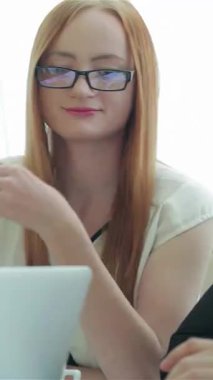 Parlak, modern bir ofiste, iki kendine güvenen işadamı, önemli belgeler üzerinde değerli görüşler alışverişinde bulunarak dinamik bir tartışmaya giriştiler. Animasyon ifadeleri ve işbirlikçi ruhları pozitiflikle dolu bir atmosfer yaratıyor.