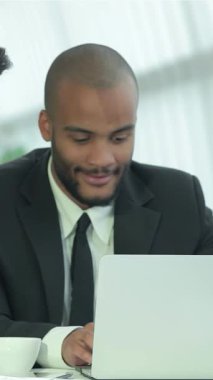 Dört hevesli genç profesyonelden oluşan çeşitli bir grup, geniş pencerelerden gelen sıcak doğal ışıkla yıkanan gösterişli, cam bir konferans masasının etrafında canlı bir tartışmaya girişiyor. Parlak gülümsemeleri ve hareketleriyle heyecan verici bir şey yaratırlar.