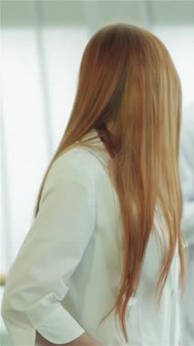 Kıtır beyaz laboratuvar önlüklü kendine güvenen bir kadın, parlak bir tıbbi ortamda olumlu bir hava yayıyor. Sağlıklı akciğerlerin röntgeniyle ilgili bir tartışmaya giren iki erkek doktor tarafından çevrelenen bu ilham verici sahne, takım çalışmasını ve