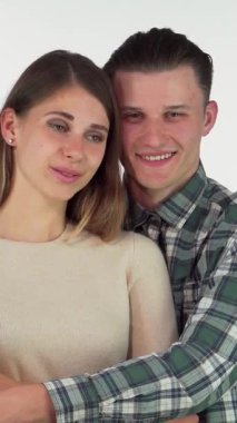 Neşeli genç bir çift, yakışıklı bir adam ve güzel kız arkadaşı, samimi bir stüdyoda sevgi ve mutluluk saçan samimi bir kucaklaşmayı paylaşıyorlar. Parlak gülümsemeleri ve hassas bağlantıları davetkar bir atmosfer yaratarak güzelliklerini gözler önüne seriyor.