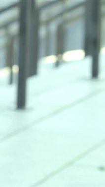 Sivri resmi kıyafetler giymiş, canlı bir grup iş adamı, gösterişli, modern bir sokakta, sıcaklık ve pozitiflik saçıyor. Özgün gülümsemeleri ve çekici tokalaşmaları davetkar bir atmosfer yaratır.