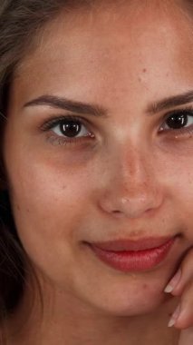 Bu büyüleyici stüdyo portresi, uzun, dalgalı saçlı, canlı yeşil bir krom arka planda kameraya neşeyle gülümseyen güzel bir genç kadını gözler önüne seriyor. Işıl ışıl cildi ve neşeli ifadesi gençlik, kadınlık ve şehvet saçıyor.