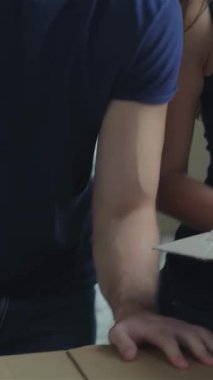 Sevgi ve heyecan saçan mutlu bir çift, karton bir kutunun üzerine eğiliyor, gizli hazineleri açıklarken yüzleri merakla parlıyor. Etrafı taşınan kutularla dolu, parlak, havadar bir odayla çevrili olarak, gemiye binmenin heyecanını mükemmel bir şekilde yakalıyorlar.