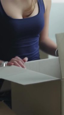 Sevgi ve heyecan saçan neşeli bir çift, bir karton kutunun üzerine eğiliyor, gizli hazineleri açıklarken yüzleri neşeyle parlıyor. Güneşli bir odada taşınan kutularla çevrelenmiş bir şekilde maceranın ve yeni bir hayatın özünü yakalıyorlar.