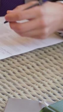 Dinamik bir iş kadını ve işadamı, şık bir terasta nefis bir öğle yemeği için sözleşme imzalarken şartları tutkuyla tartışıyor. Sahne, kaynayan bir kahve fincanı ve parlak bir dizüstü bilgisayarla zenginleştiriliyor. İşbirliği atmosferi yayıyor.