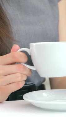 Bu yakın çekim, odaklanmış bir iş adamı ile kadın arasındaki canlı etkileşimi gözler önüne seriyor. Sıcak kahve fincanlarının arasında zarif bir tabletle meşgul oluyorlar. Hareketli ofis ortamı yaratıcılık ve işbirliği yayarak dikkatlerini çekiyor.