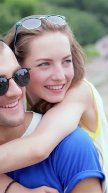 Neşeli genç bir çift sıcak bir kucaklaşmayı paylaşır. Gülüşleri, dışarıda güneşli bir ortamda arkadaşlarıyla değerli anları yakalarken neşe saçar. Parlak atmosfer kahkaha ve sevgiyle dolu, dostluğun özünü yansıtıyor ve...