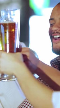 Dört neşeli iş adamı canlı bir barda kadehlerini kaldırarak televizyondaki bir futbol maçının heyecanını kutluyorlar. Canlı atmosfer kahkaha ve arkadaşlıkla uğulduyor, renkli ışıklarla aydınlatılıyor, başarılarına kadeh kaldırıyorlar ve...